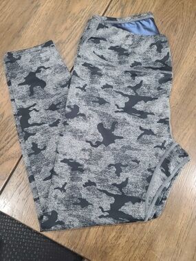 Women’s Gray Camo Active Sweat Shaper Leggings